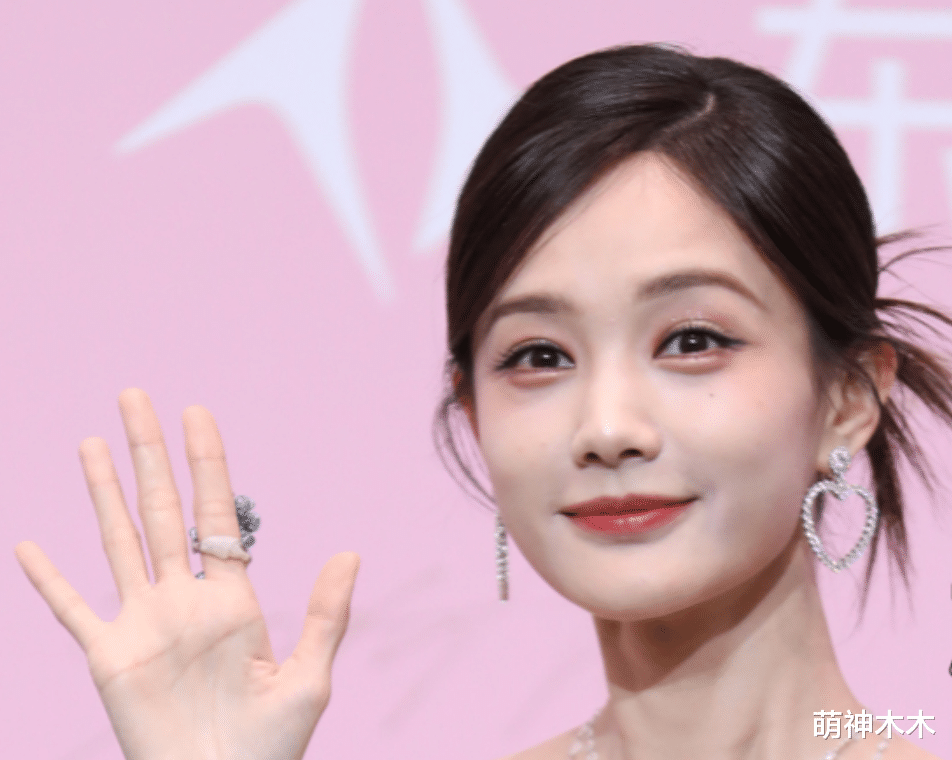 尖叫之夜红毯生图：刘诗诗头发遮面不敢露全脸，李沁圆润变成熟