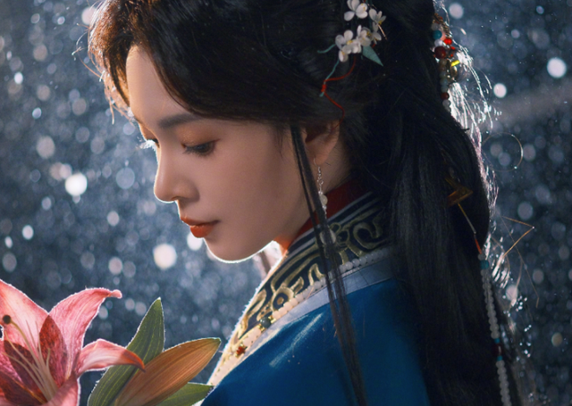 陈瑶蓝色战国袍出镜，变成穿越美人，清新脱俗！