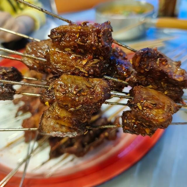 林更新回老家撸串,点了一箱啤酒,喝得面红耳赤,网友:过于真实