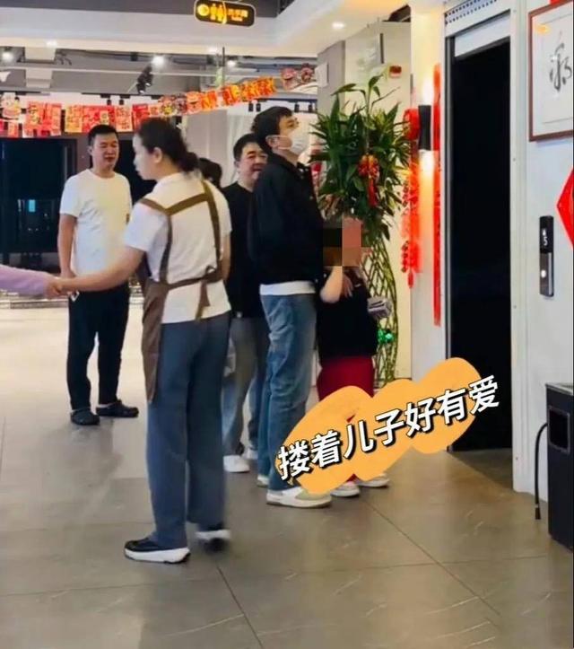 沈腾带家人吃年夜饭,沈腾紧抱6岁儿子,老婆王琦穿新中式很漂亮
