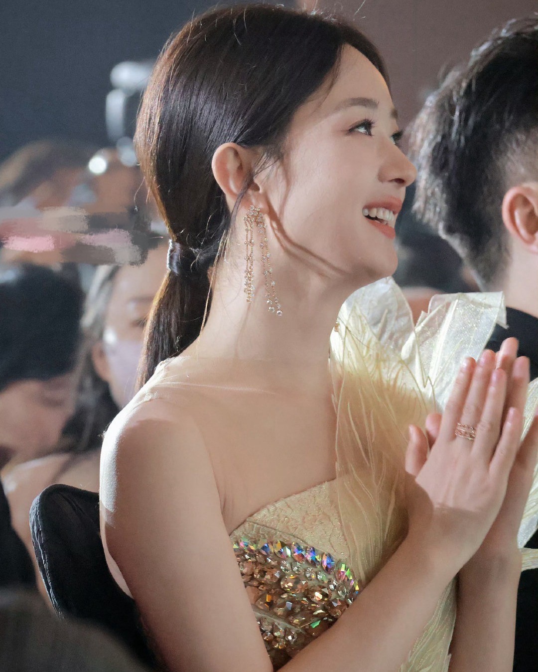 柳叶眉樱桃嘴,生图女星还得看36岁赵丽颖,珠圆玉润,尽显东方美