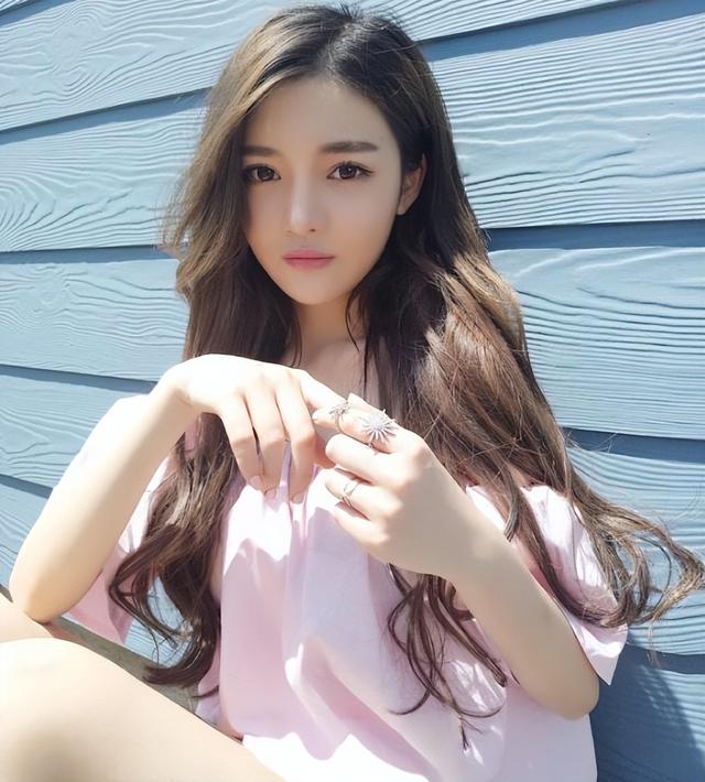 网红潘雨润晒纳税证明惹争议,数额将近一个亿,高收入让人羡慕