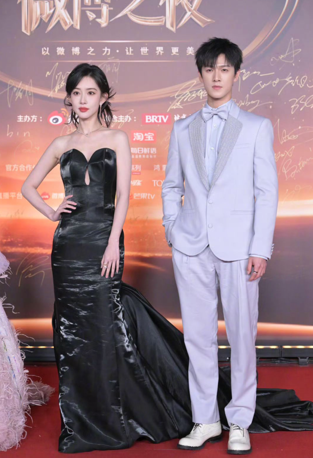 微博之夜红毯：杨紫穿戏服，肖战与六位大咖一起，李宇春压轴