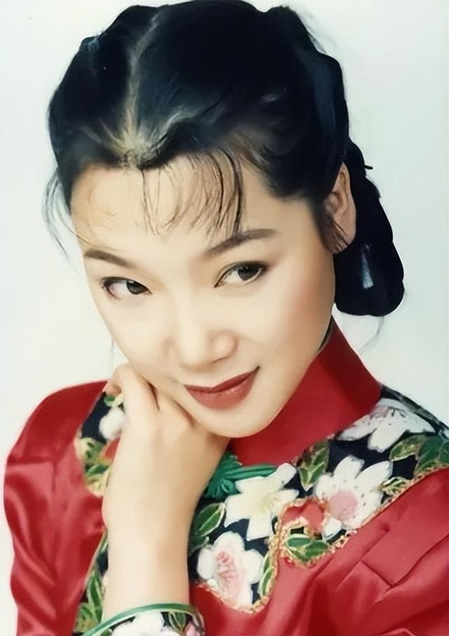 吕薇|她被誉为军中花仙子,连续15年上春晚,男友患癌离世,53岁仍单身