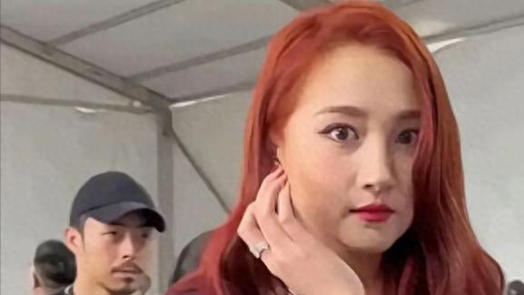 关晓彤27岁参加活动生图似少妇，网友辣评：生孩子了？