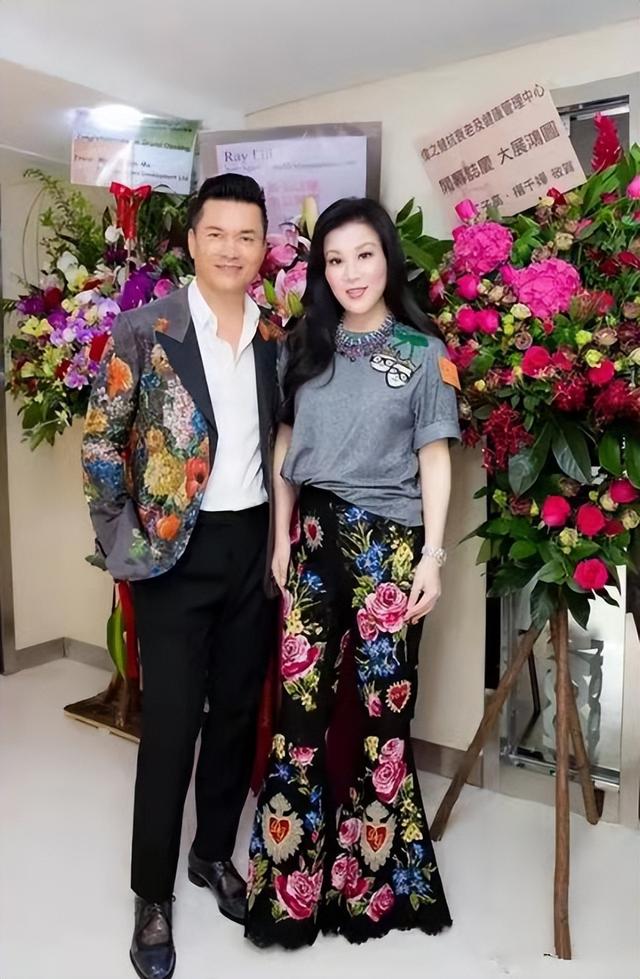 69岁吕良伟和54岁老婆杨小娟同框完全看不出年龄差，真的很会保养