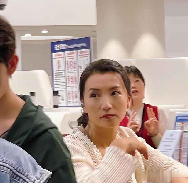 45岁陈好北京现身衣着邋遢三角区显眼与宋茜闲聊气质差距大