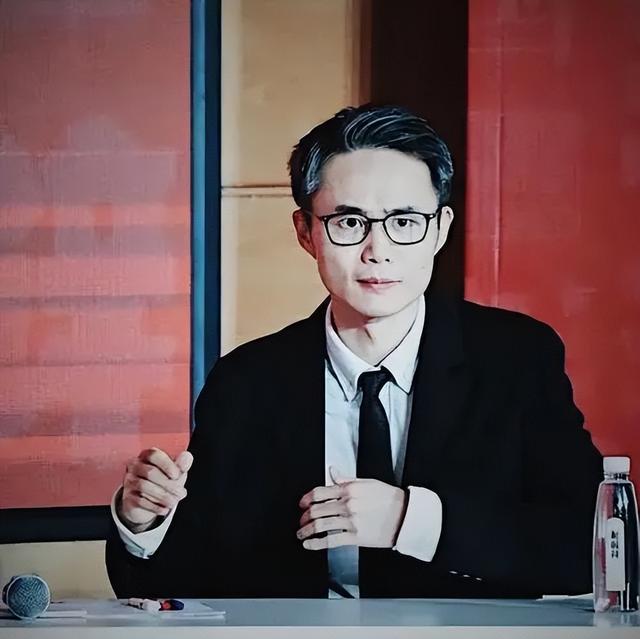 曾是“国手级辩手”,今遭人唾骂,大学教授沦为花花公子终毁前程