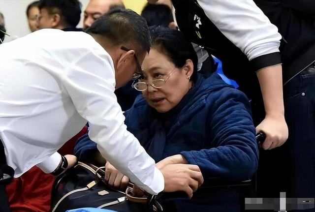 74岁斯琴高娃近况：瑞士老公已去世，她垂垂老矣，如今回国内生活