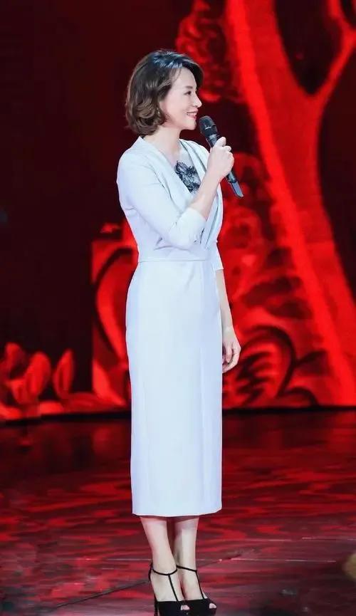 董卿公开孩子生父,隐藏四年原来不是他,网友:幸好不是赵忠祥