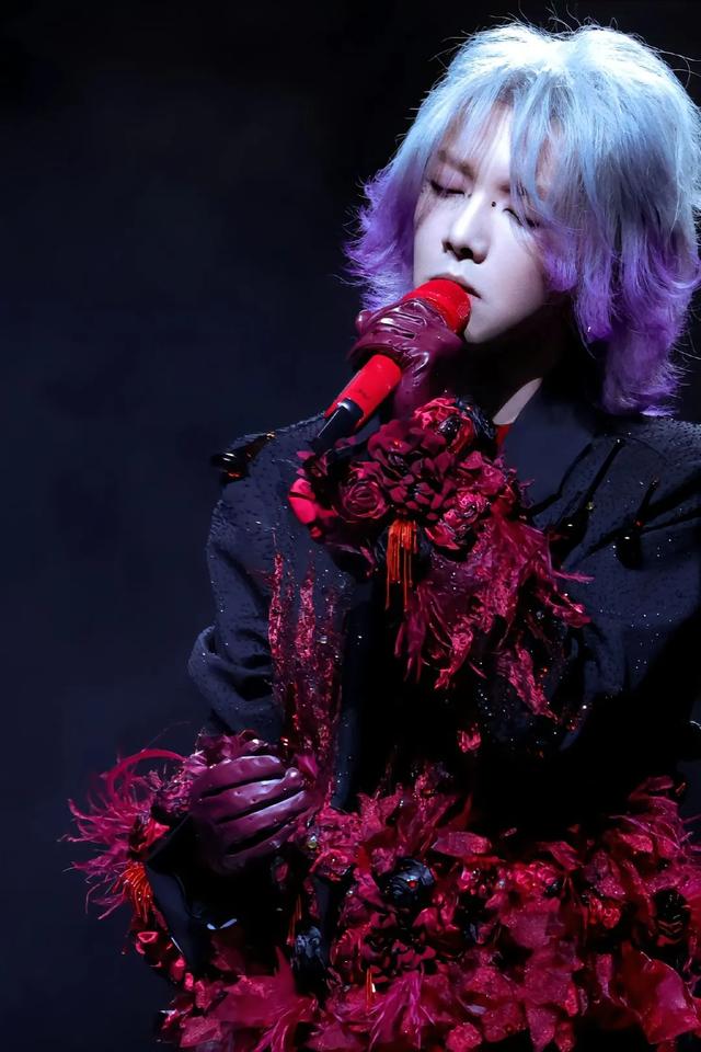 央视出手!不再给华晨宇面子,果然时代抛弃你招呼都不会给你打!