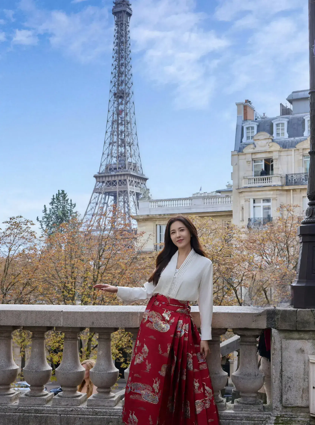 曾黎在巴黎庆祝祖国生日,身穿马面裙仪式感满满!