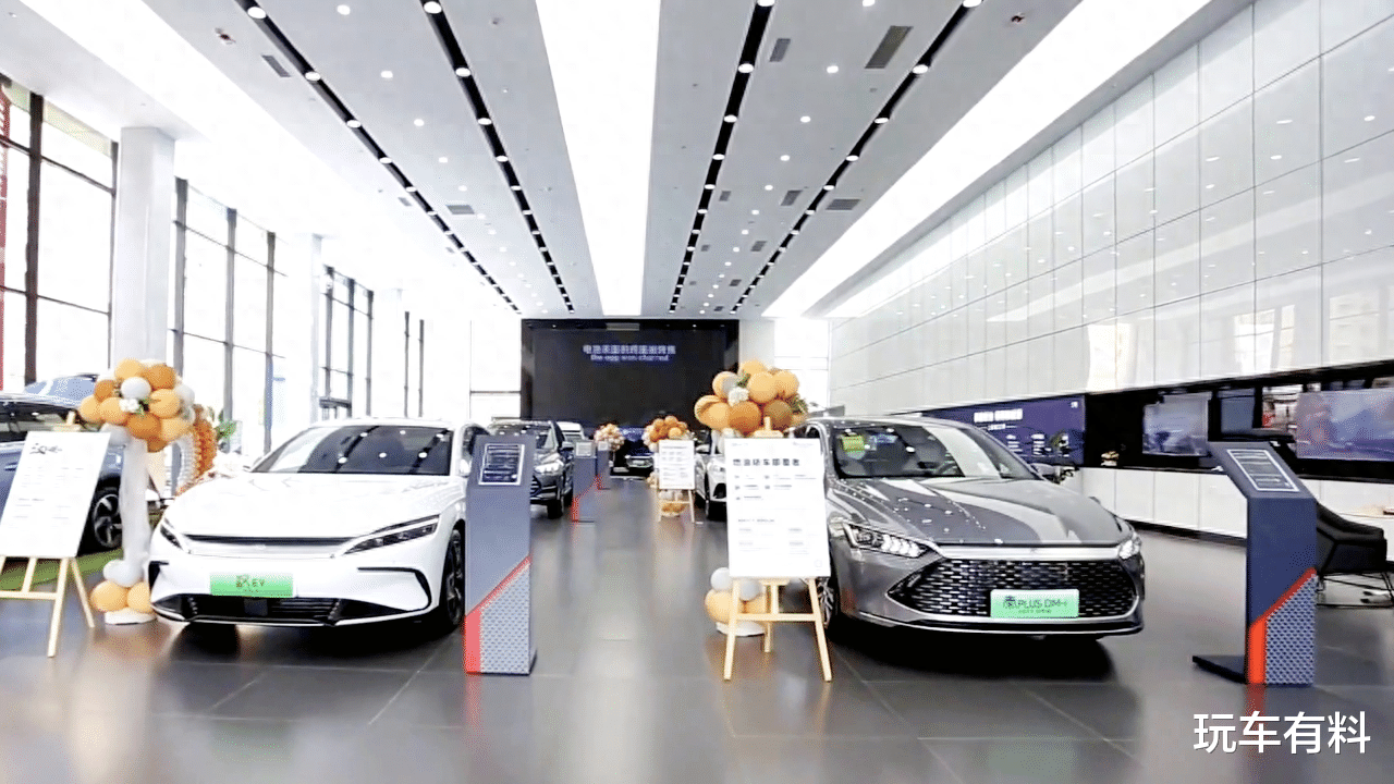 养一辆10万的新能源车和10万的油车，5年后算算经济账，差距明显
