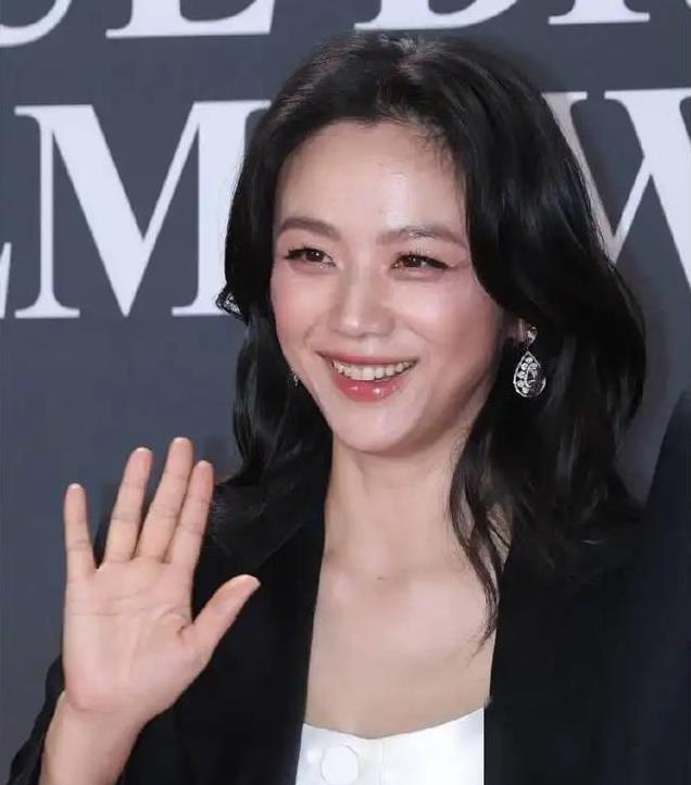 首尔电影节这天：一群韩国女星，被一位45岁的中国女星抢了风头！