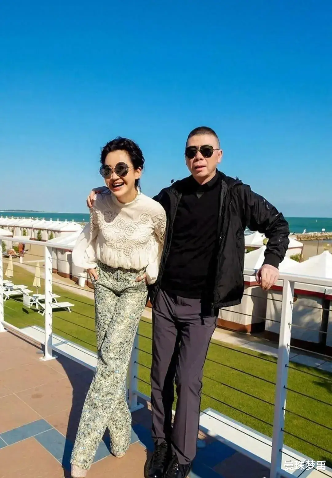 许晴和冯小刚合体照罕见流出，穿蕾丝上衣差点“撑爆”，冯小刚一脸得意很享受