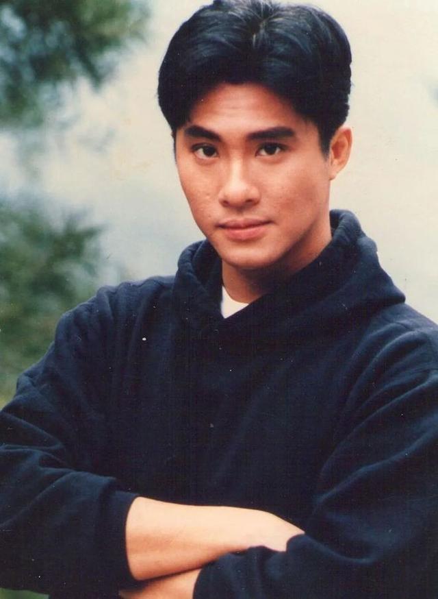 《大时代》丁蟹一家32年后现状，77岁郑少秋帅到老，四蟹变大叔！