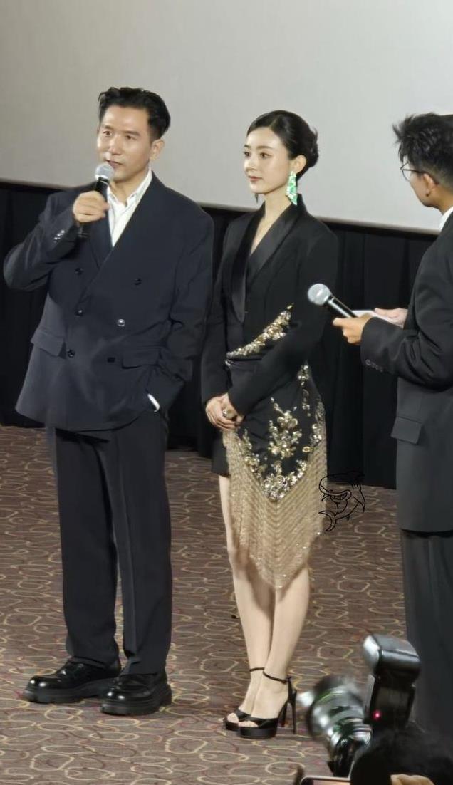 新加坡这一夜，闪钻流苏西装裙的赵丽颖，诠释了什么叫美不自知