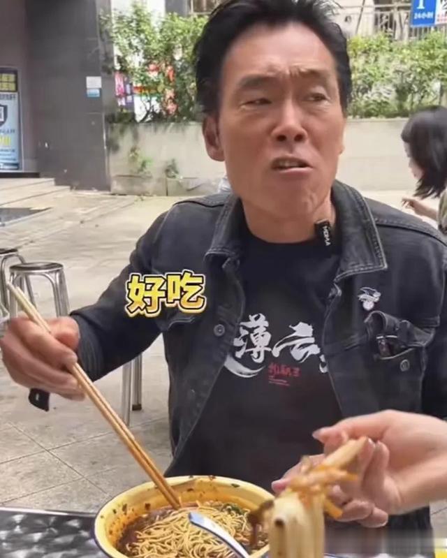 郑浩南失婚2年状态大勇,跟美女同吃一碗面,对方身材不输女明星