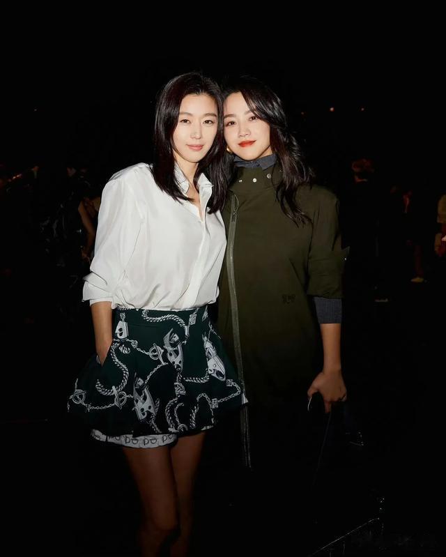 全智贤的全家福首曝光,8岁长子身高1米7,6岁次子继承妈妈美貌