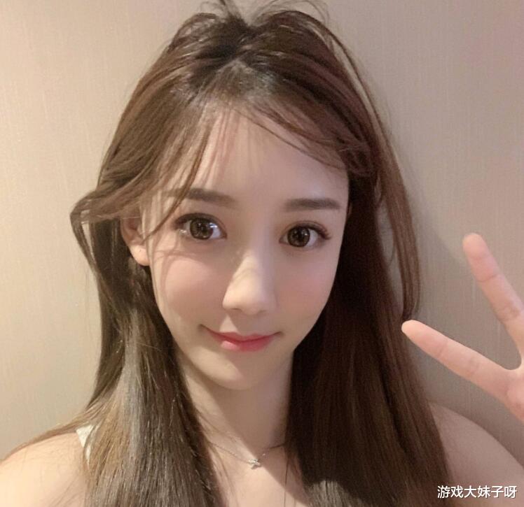 南波儿在直播间大秀身材，完全看不出生过小孩，自信关掉所有美颜