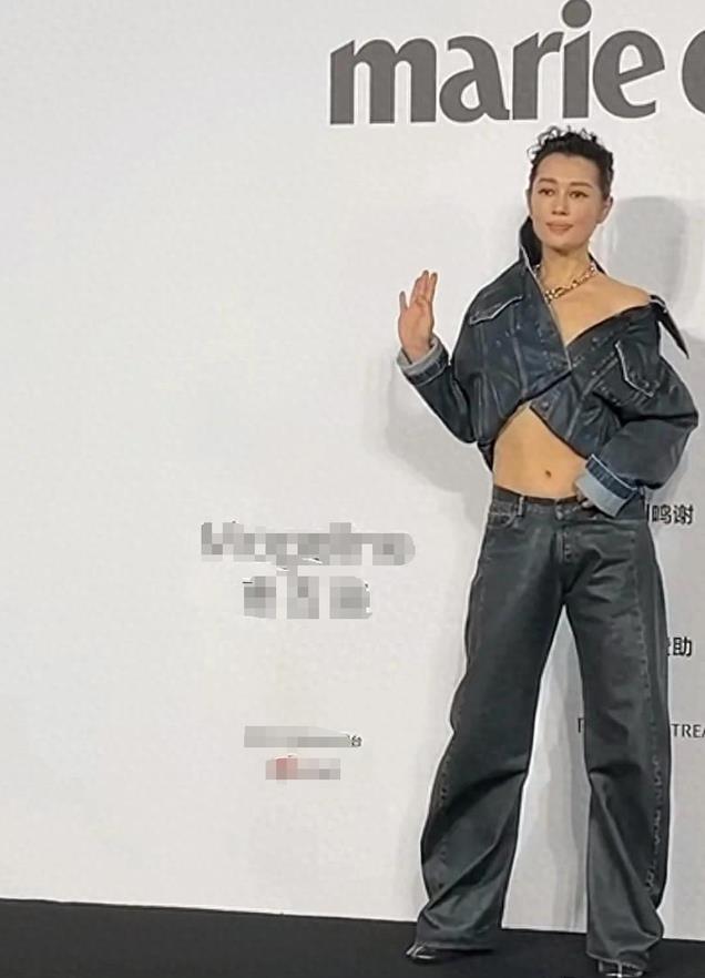 余男走红毯官宣结婚,露大片肚子肩膀,网友:跟向佐学的?不好看