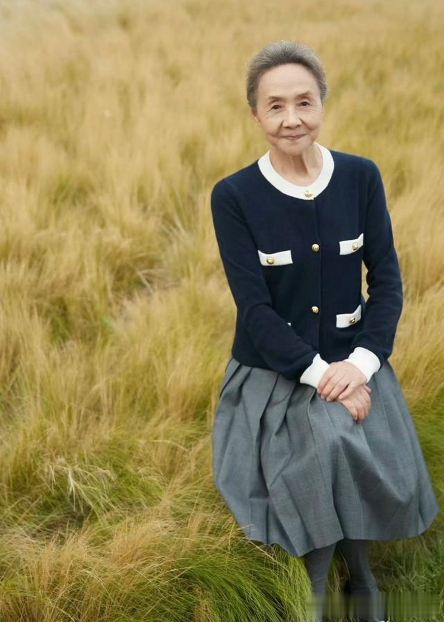 女人上了年纪别刻意“扮嫩”,自然老去才是真美!看吴彦姝就知道