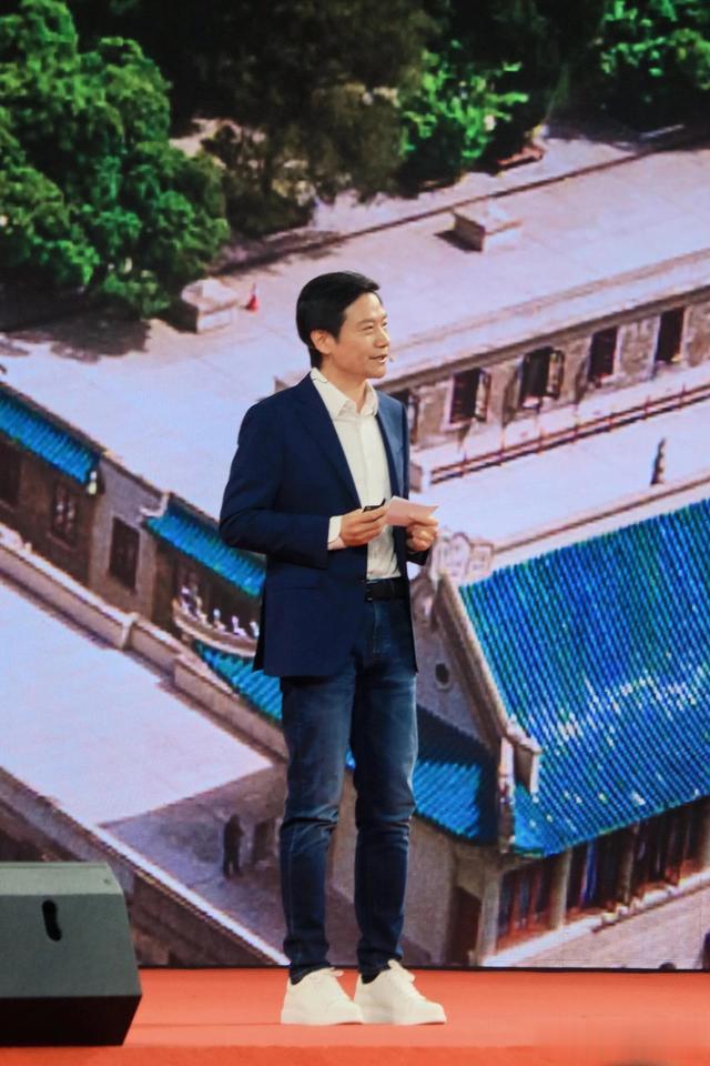 武大校庆:雷军豪捐 13 亿后缺席,窦文涛幽默补位引热议