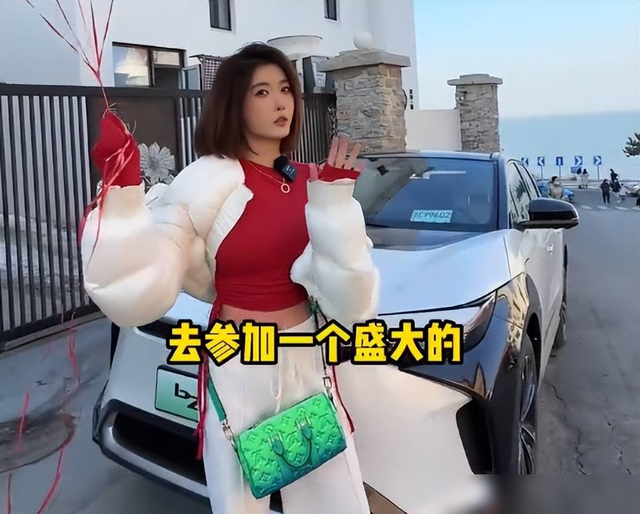 聂小雨零下十几度露肚脐，羽绒服当披肩穿引争议，网友：不如不穿