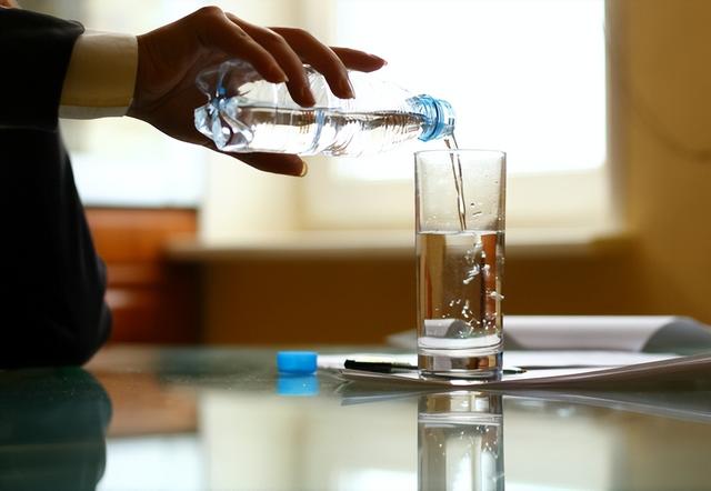 65岁老汉半夜心梗离世，医生提醒：夜间再口渴，也不要喝这3种水