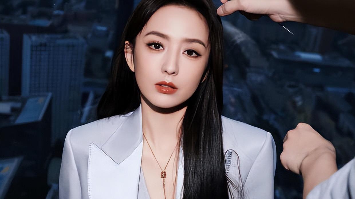 佟丽娅身穿经典白色OL套装 眼戴墨镜女精英既视感