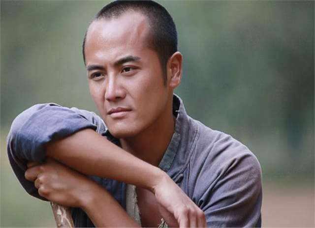 张嘉译每次拍戏都带上表弟,出道20年,表弟火了,张嘉译很欣慰