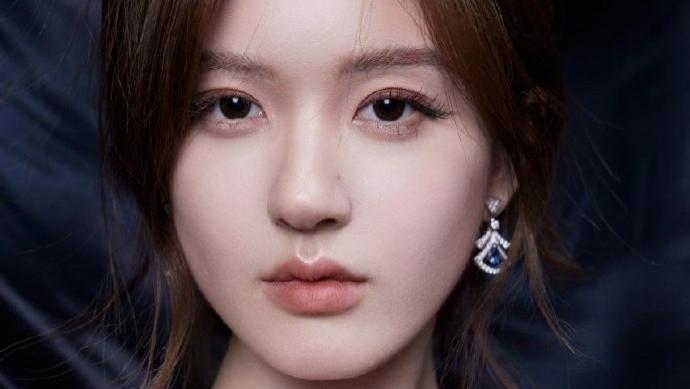 赵露思红裙亮相，时尚魅力再升级，美出新高度！