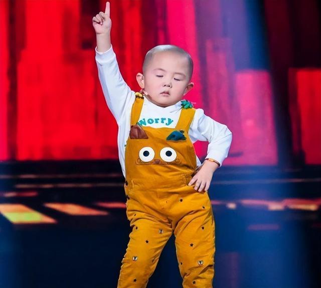 张峻豪|童星张峻豪：3岁出名，5岁上春晚，如今14岁的他早已是父母的骄傲