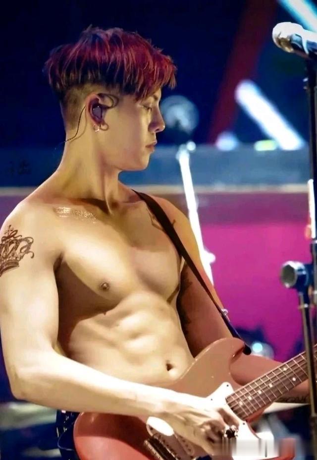 来看看两位型男男演员，行走的荷尔蒙男人味十足，演技精湛。