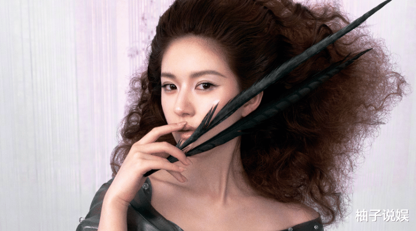 赵露思新形象曝光，《时尚COSMO》封面引热议