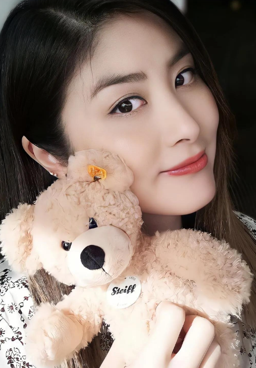 官宣16年后,52岁陈慧琳豪掷百万,撕下了内娱明星的假“面具”