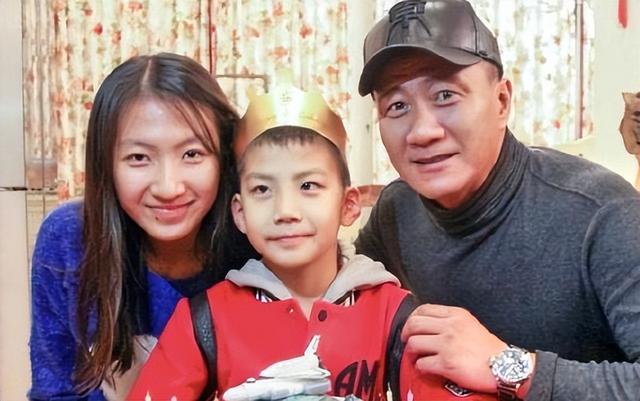 “爸爸基因”有多强大?父女俩共用一张脸,妈妈貌美如花也没用