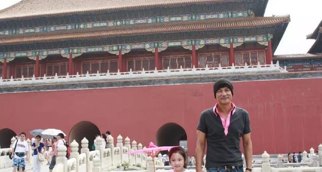 明星在天安门前的珍贵留影：黎明三四岁就很帅，张国荣意气风发