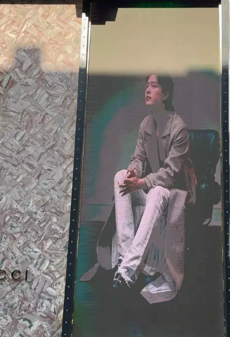 扇刘嘉玲巴掌,讽刺黄渤颁奖礼穿睡衣,67岁不婚不育的她怎样了