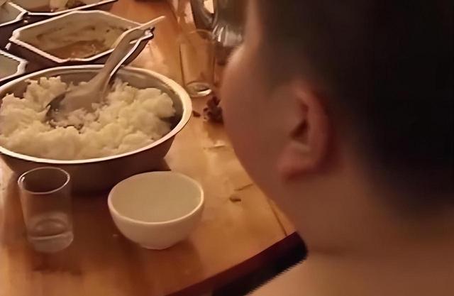 徐周磊:身高158却重达400斤,一顿18袋泡面,死前全身流不明液体