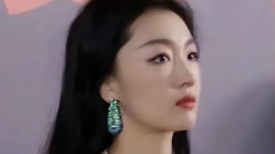 32岁周冬雨外貌大变！打扮减龄有女人味，有恋情绯闻后像换了个人