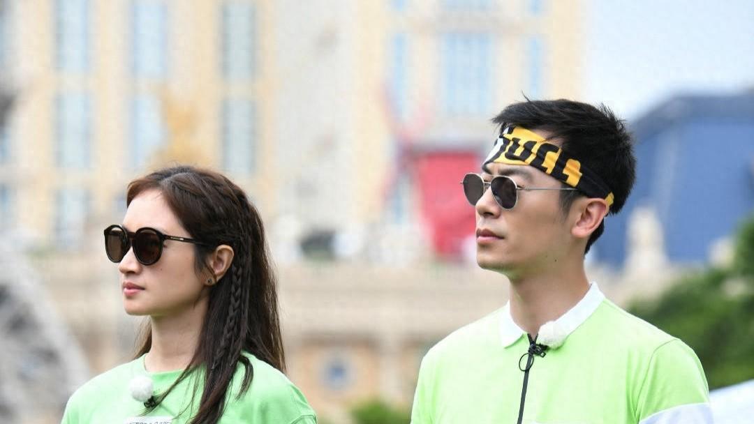 朱亚文妻子素颜送女儿上学，白发抢镜依然从容，被夸美得不可方物