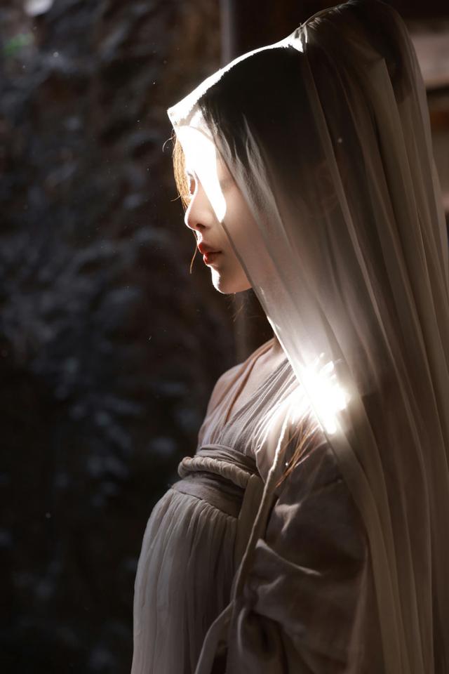 《墨雨云间》妆造争议：陈乔恩“花脸妆”是高级美还是审美灾难？