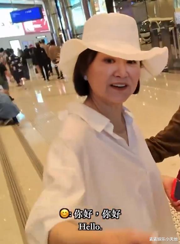 69岁林青霞被偶遇，素颜状态显衰老，主动握手亲和力非常好
