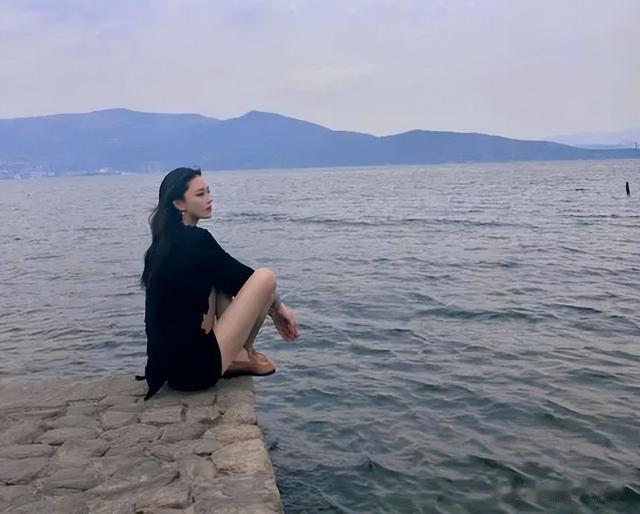 37岁张馨予晒美照，近况曝光，穿辣妹装显身材，她才是真的女神！