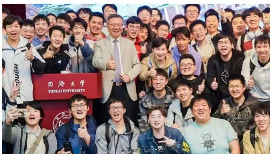 竟只有一名女性敢带头发难，投票为何要实名？精准的目的是什么？