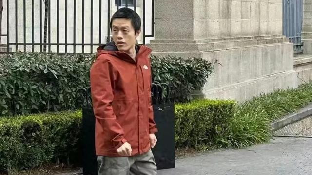 导演饺子成都被偶遇，穿冲锋衣搭束脚裤很低调，生图状态略显疲惫