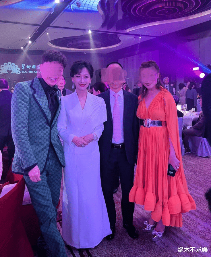 香港慈善晚宴：赵雅芝朱玲玲同框比美，霍启山有气质，大咖如云！