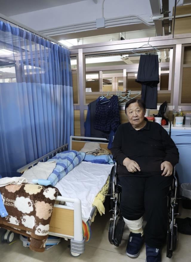 76岁老戏骨晚年凄凉,住养老院月领1.5万救济金,瘦54斤儿女不管