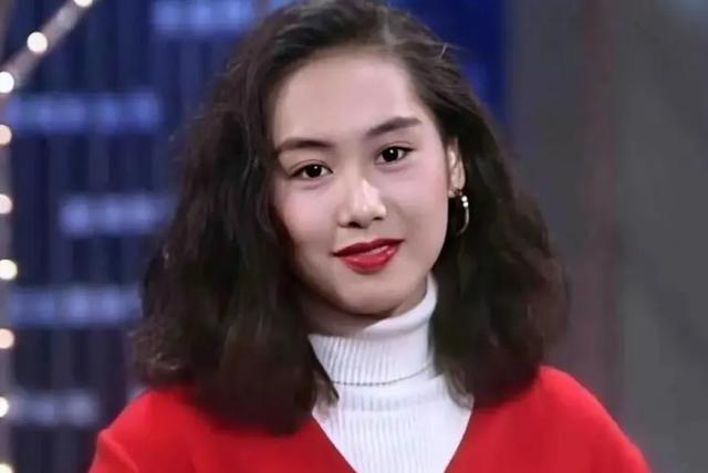 错过周星驰,嫁给黄贯中,她住深山村屋,开小破车,活成了李子柒